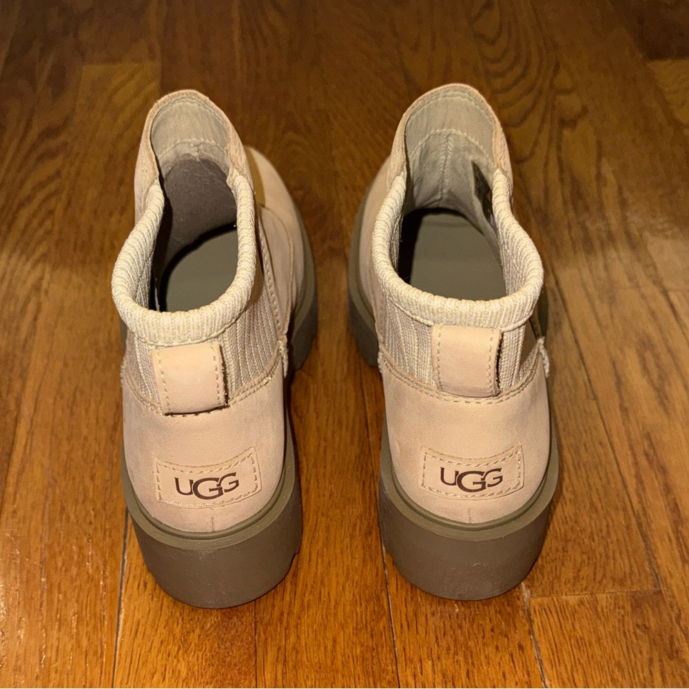 Women's UGGs NWT Neutral Beige Chelsea Platform Boots - Picture 2 of 8